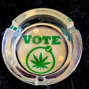 Vintage style ashtray Vote Mary Jane 3 1/2”   Heavy Rasta leaf design